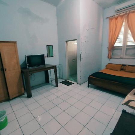 Oyo 90865 Hotel Kusuma Purwakarta カラワン エクステリア 写真