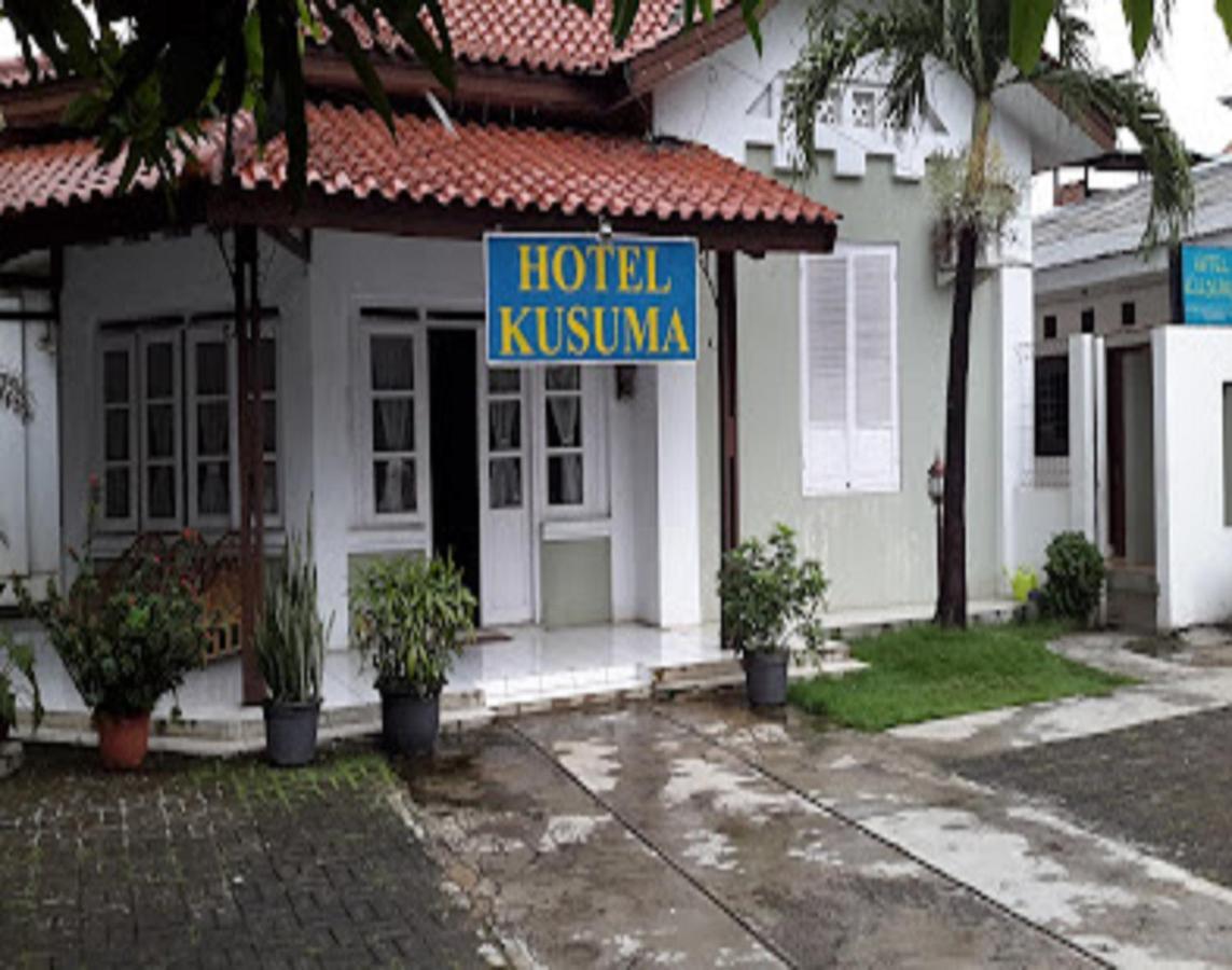 Oyo 90865 Hotel Kusuma Purwakarta カラワン エクステリア 写真