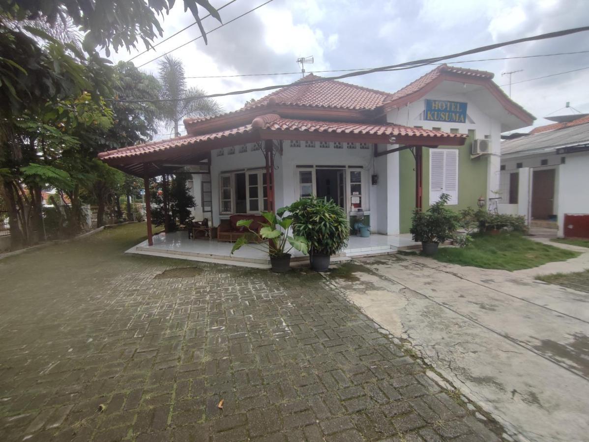 Oyo 90865 Hotel Kusuma Purwakarta カラワン エクステリア 写真