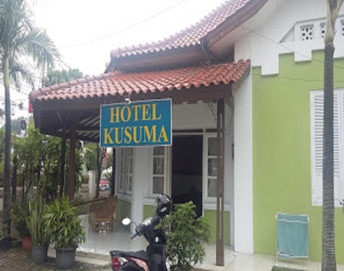 Oyo 90865 Hotel Kusuma Purwakarta カラワン エクステリア 写真