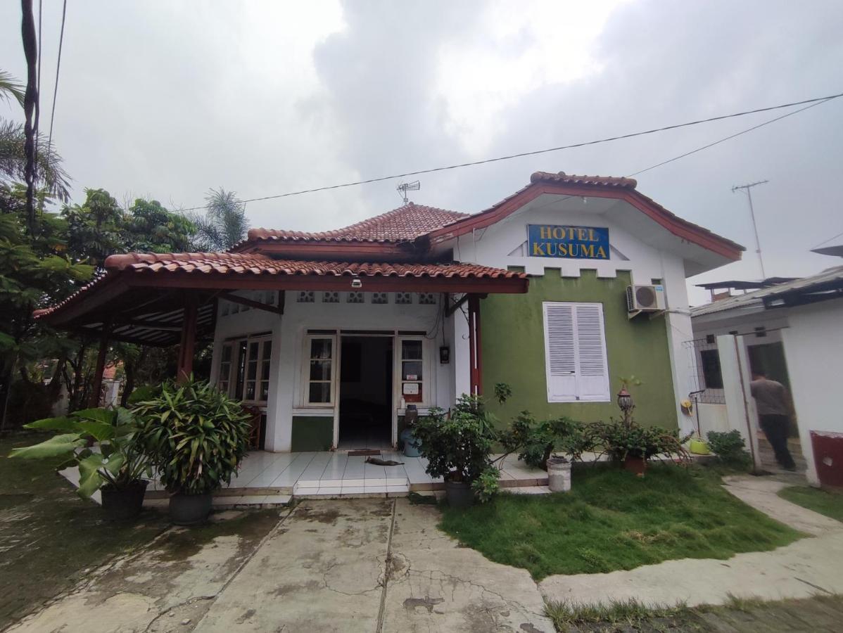 Oyo 90865 Hotel Kusuma Purwakarta カラワン エクステリア 写真