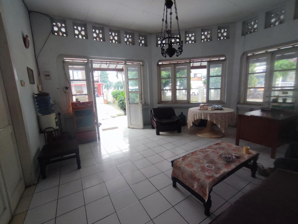 Oyo 90865 Hotel Kusuma Purwakarta カラワン エクステリア 写真