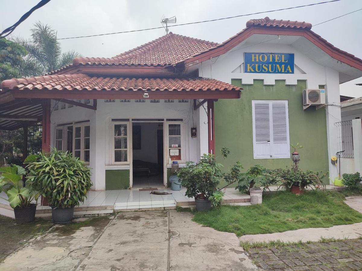 Oyo 90865 Hotel Kusuma Purwakarta カラワン エクステリア 写真