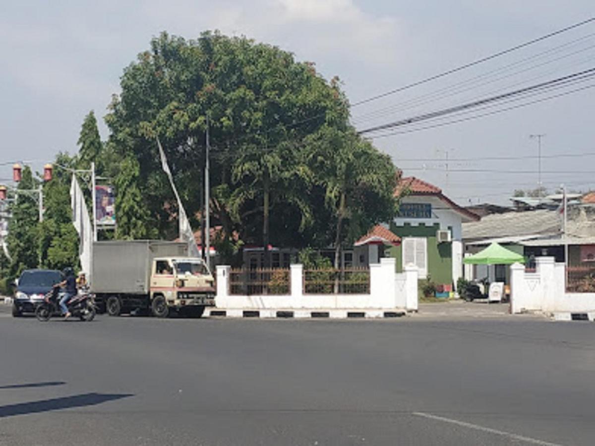 Oyo 90865 Hotel Kusuma Purwakarta カラワン エクステリア 写真