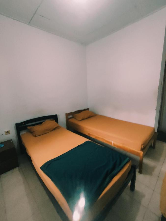 Oyo 90865 Hotel Kusuma Purwakarta カラワン エクステリア 写真