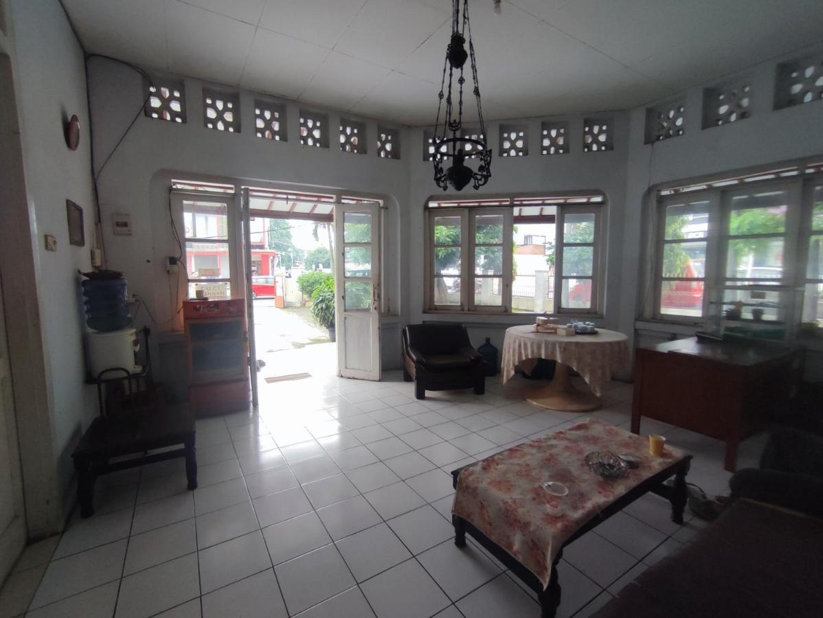 Oyo 90865 Hotel Kusuma Purwakarta カラワン エクステリア 写真