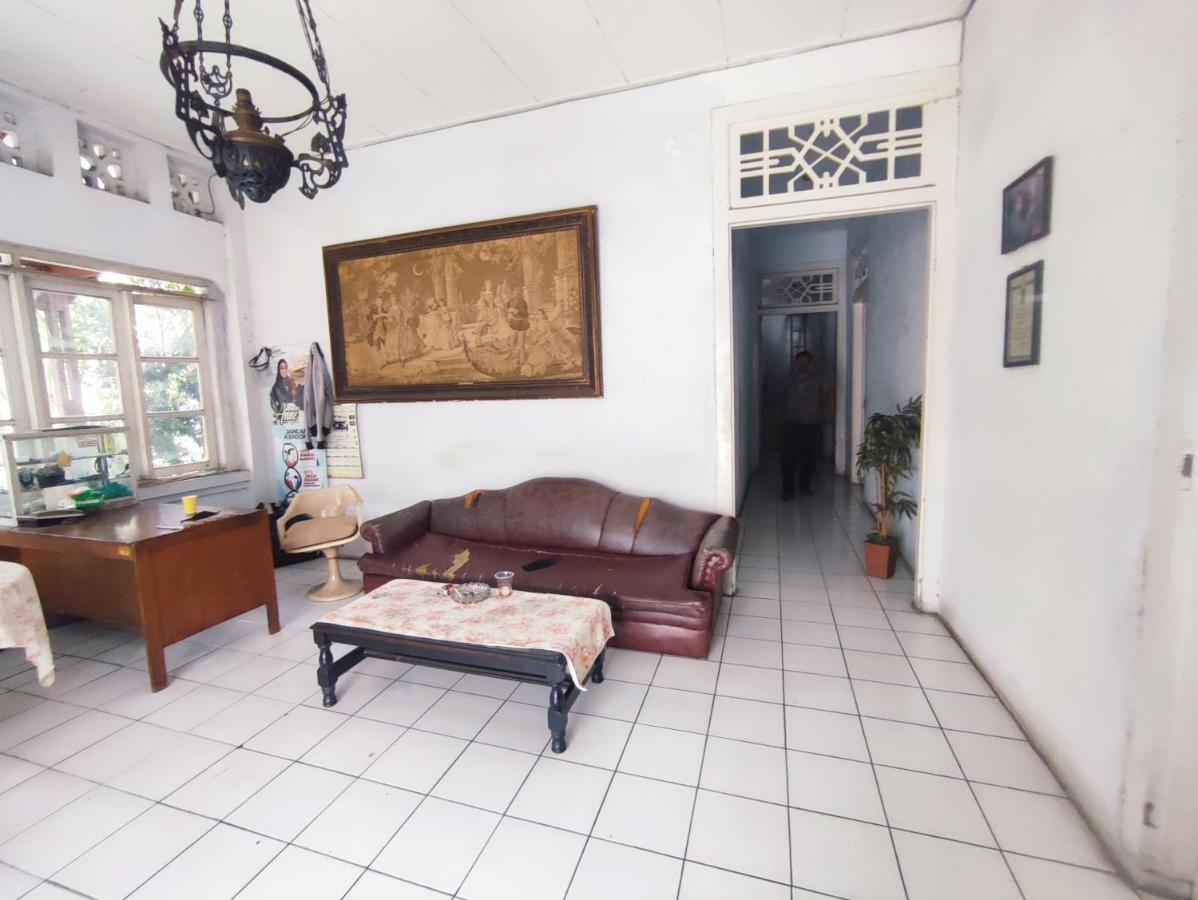 Oyo 90865 Hotel Kusuma Purwakarta カラワン エクステリア 写真