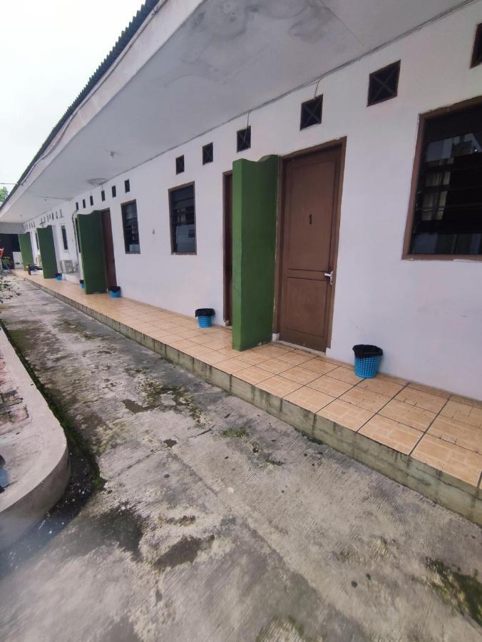 Oyo 90865 Hotel Kusuma Purwakarta カラワン エクステリア 写真