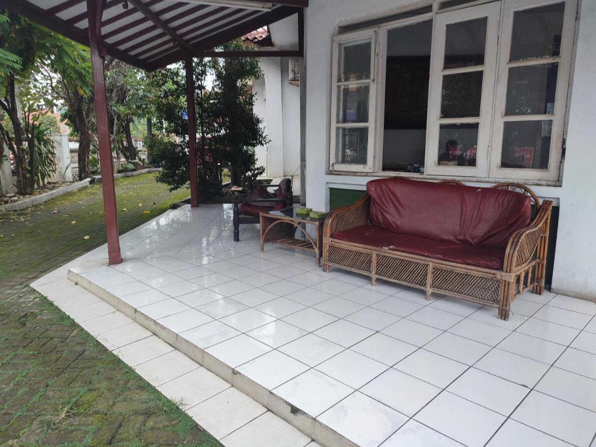 Oyo 90865 Hotel Kusuma Purwakarta カラワン エクステリア 写真