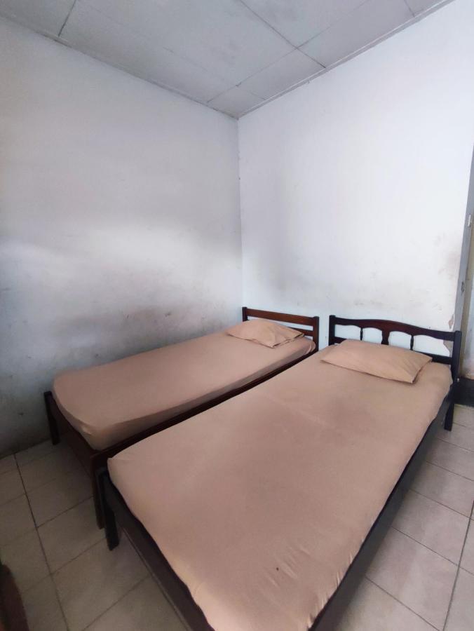 Oyo 90865 Hotel Kusuma Purwakarta カラワン エクステリア 写真