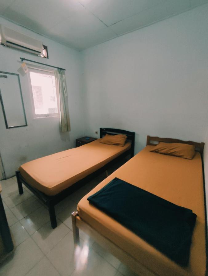 Oyo 90865 Hotel Kusuma Purwakarta カラワン エクステリア 写真