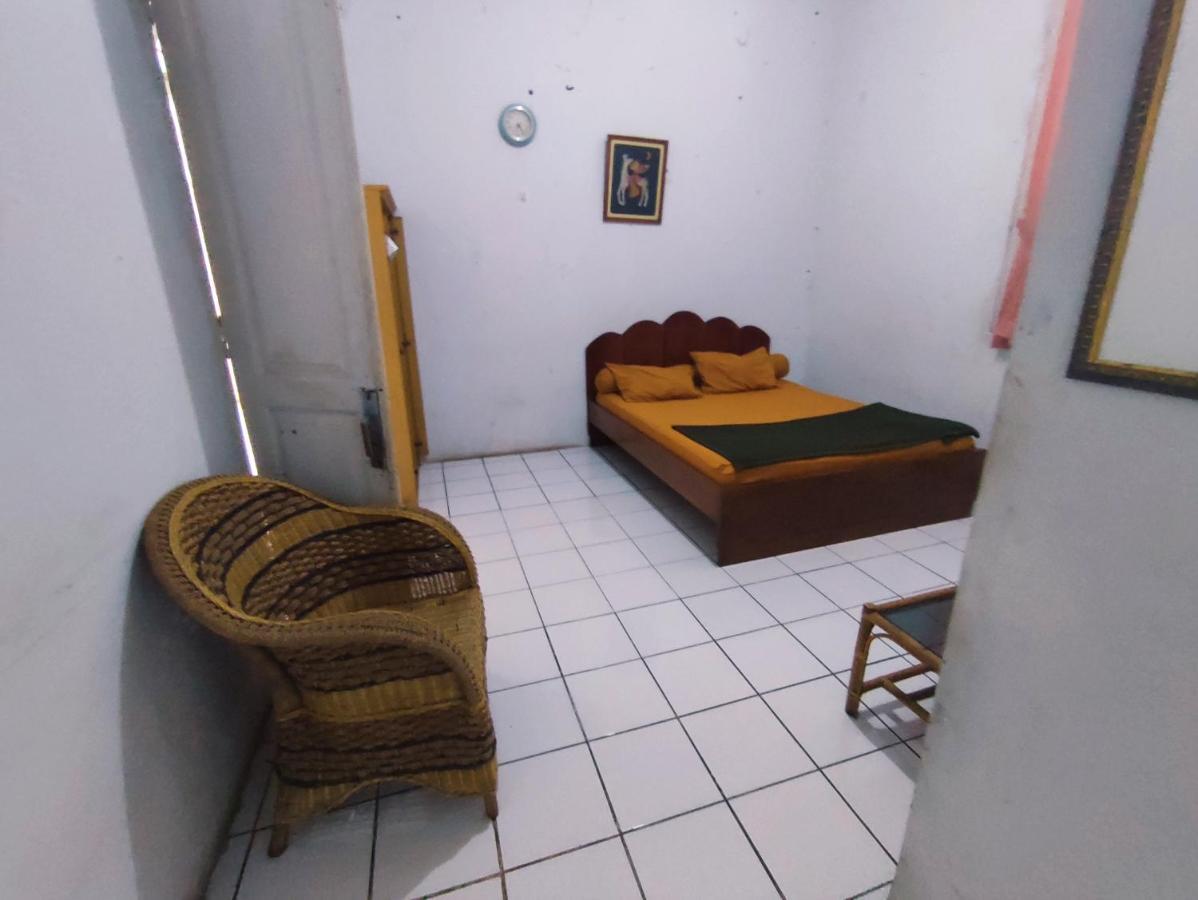Oyo 90865 Hotel Kusuma Purwakarta カラワン エクステリア 写真