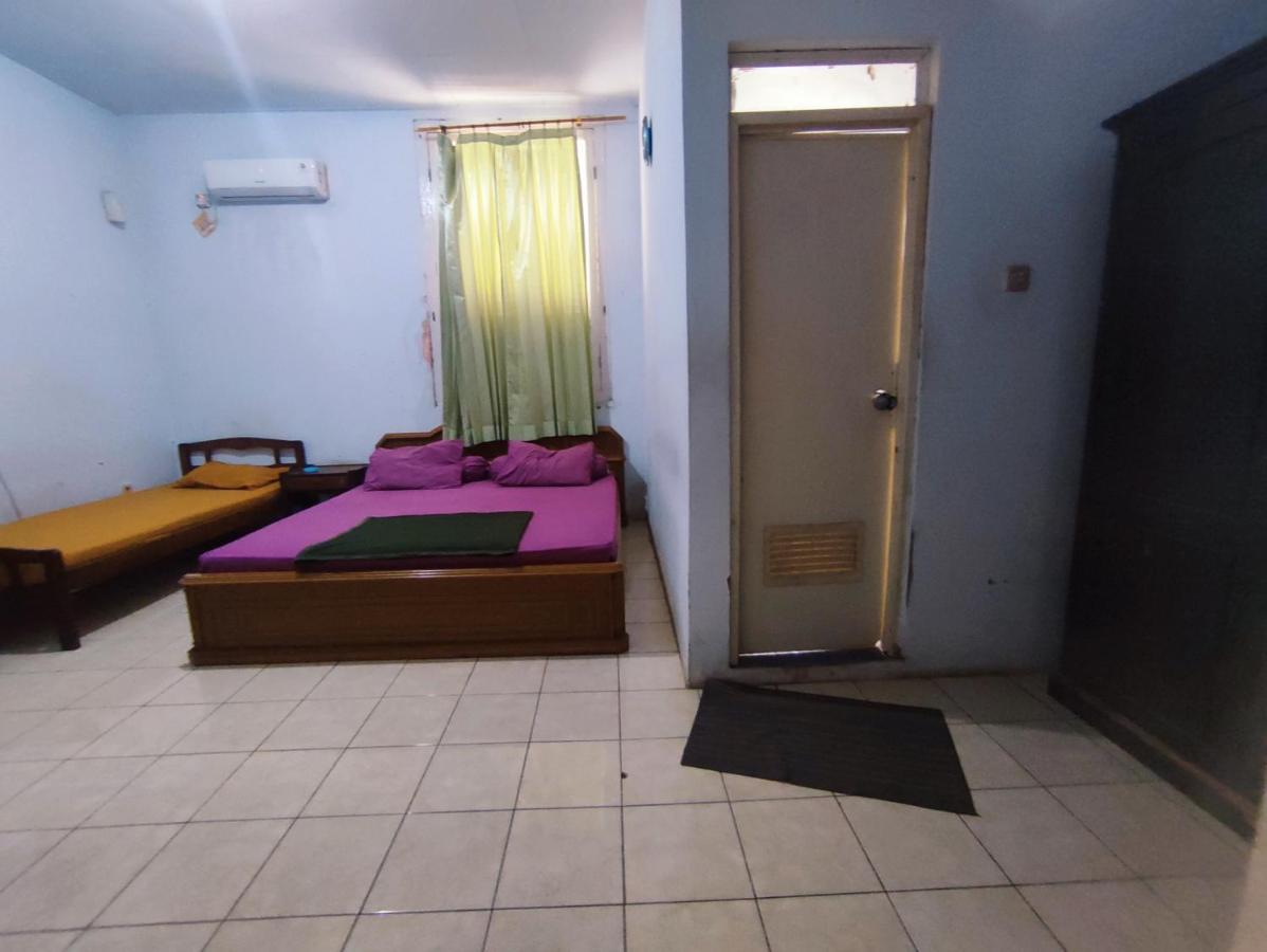 Oyo 90865 Hotel Kusuma Purwakarta カラワン エクステリア 写真