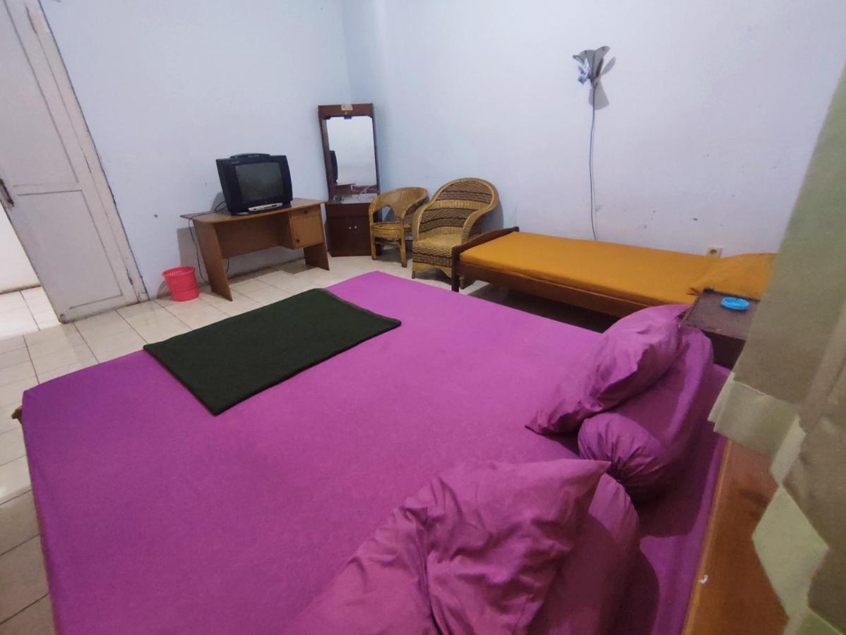 Oyo 90865 Hotel Kusuma Purwakarta カラワン エクステリア 写真